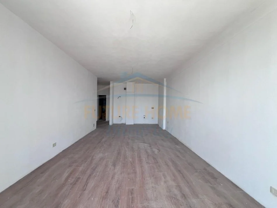 Tirane, shitet apartament 3+1+Ballkon Kati 10, 152 m² 334.400 € (Mine Peza Residence)