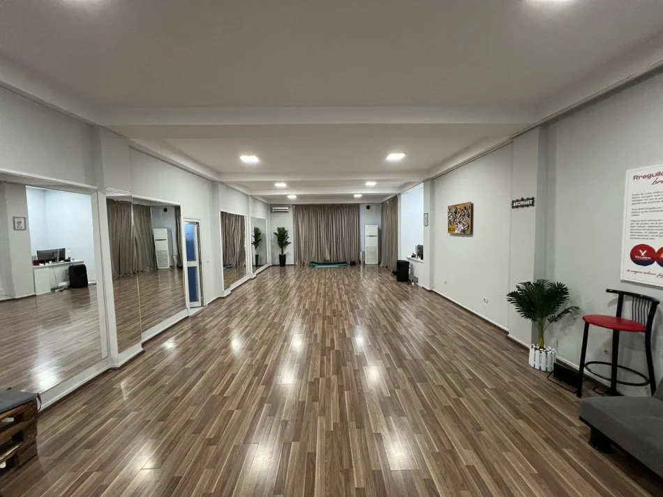 Shitet godine 1 kateshe  80m2📍 Myslym Shyri 300.000 euro