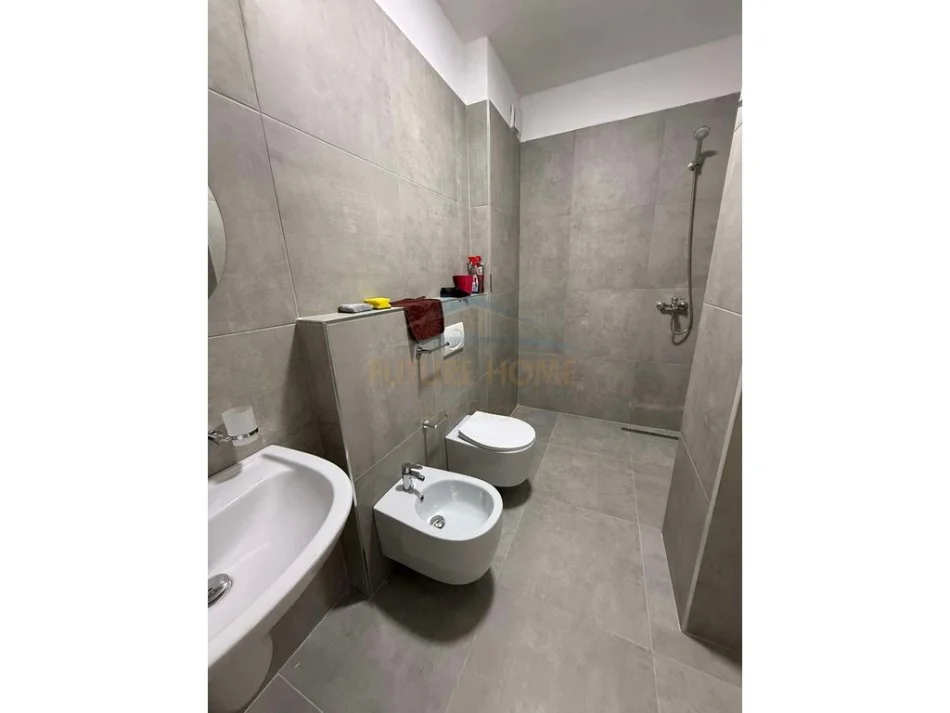 Tirane, jepet me qera apartament 2+1 Kati 5, 105 m² 700 € (UNAZA E RE)