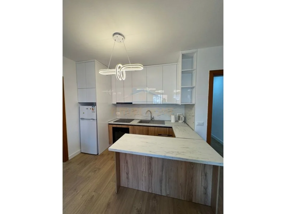 Tirane, jepet me qera apartament 2+1+2+Ballkon , 116 m² 800 € (Kompleksi Delijorgji)