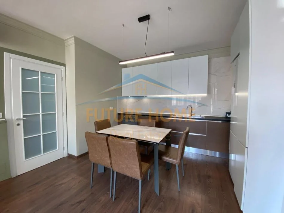 Tirane, jepet me qera apartament 2+1+Ballkon Kati 5, 110 m² 1.100 € (Myslym Shyri)