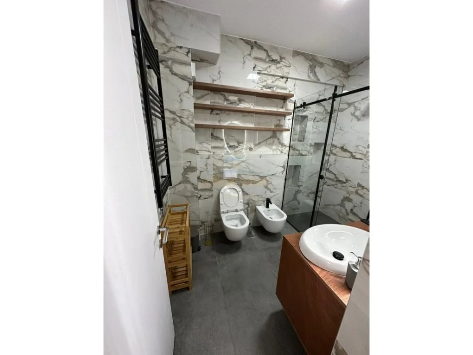 Tirane, jepet me qera apartament 2+1 Kati 1, 100 m² 1.200 € (Liqeni i Thate)