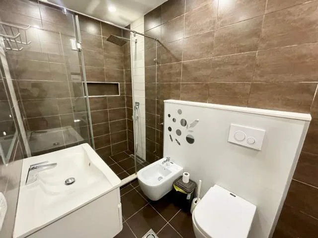 Tirane, jepet me qera apartament 3+1+BLK Kati 2, 90 m² 800 Euro (Rruga e Kavajes)