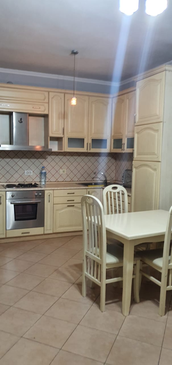 Tirane, jepet me qera apartament 2+1+BLK Kati 4, 90 m² 400 Euro (prane Big Market)