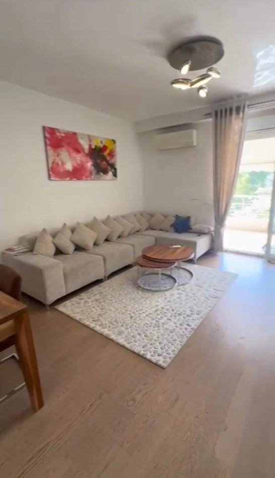 Tirane, jepet me qera apartament 1+1+Ballkon Kati 3, 70 m² 650 € (Liqeni i Thate)
