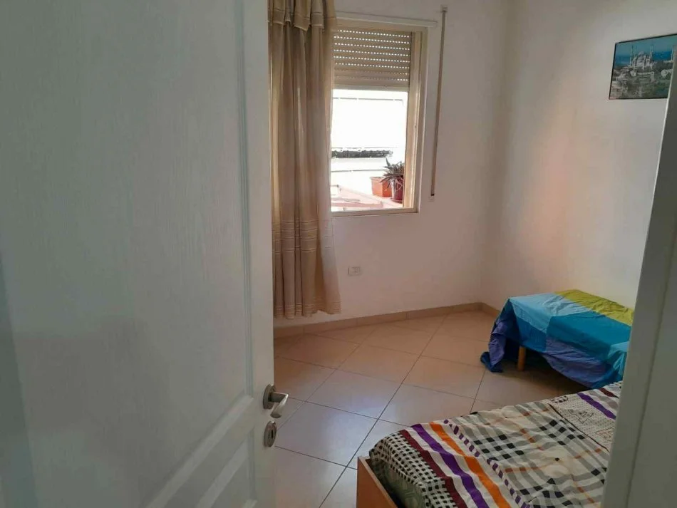 Tirane, jepet me qera apartament 2+1+Ballkon Kati 4, 95 m² 450 € (GOLDEN PARK AMERIKAN 3)