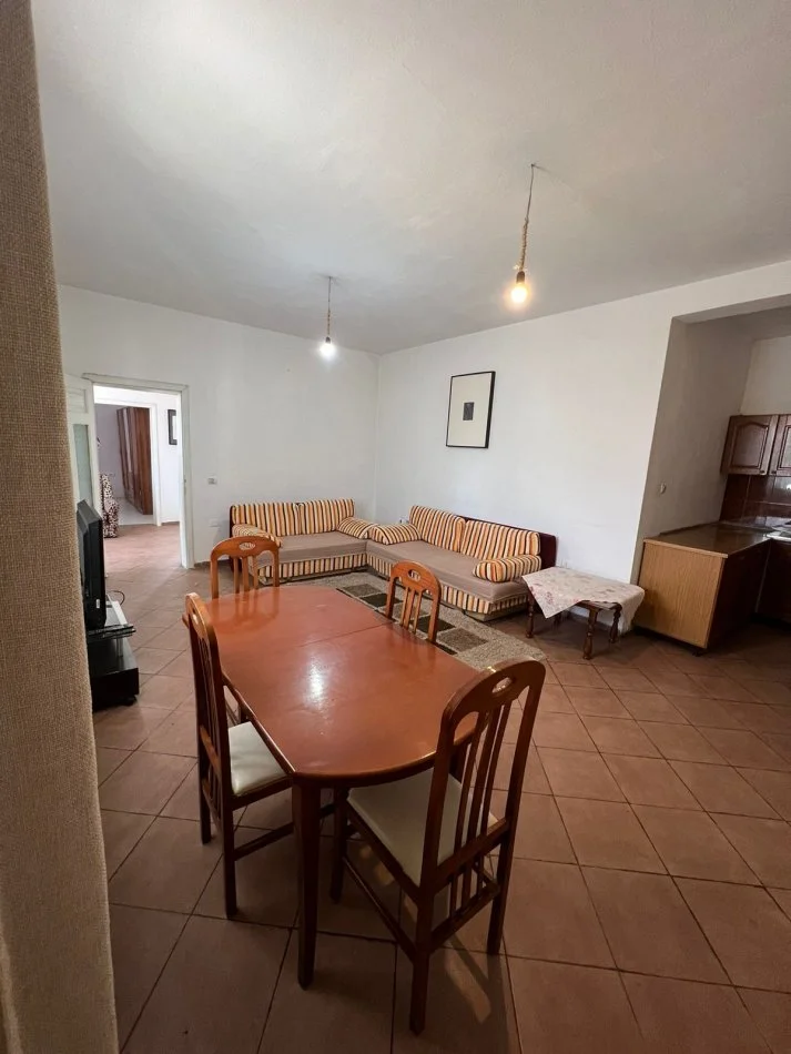 Tirane, jepet me qera apartament 1+1+Ballkon Kati 2, 60 m² 300 €