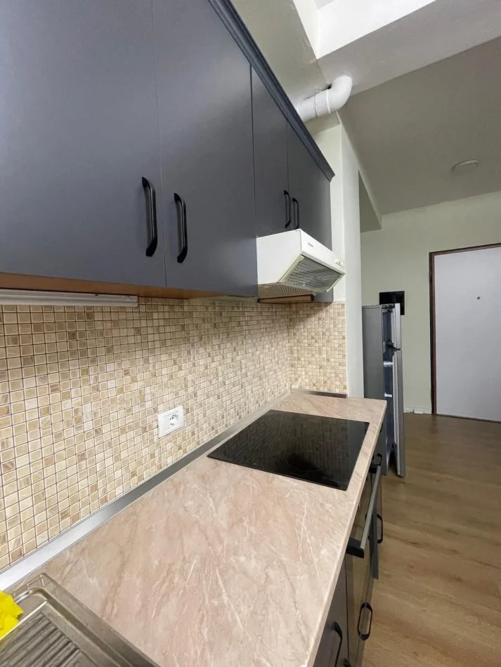 Tirane, jepet me qera apartament 1+1+Ballkon Kati 5, 63 m² 600 € (Komuna e Parisit)