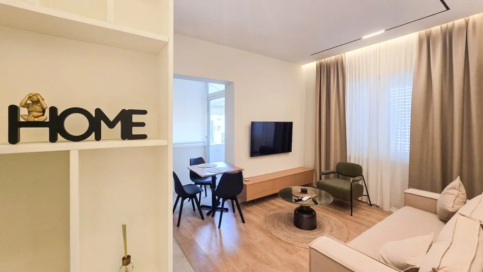 Tirane, jepet me qera apartament 1+1 Kati 4, 65 m² 700 € (Rruga e Barrikadave)