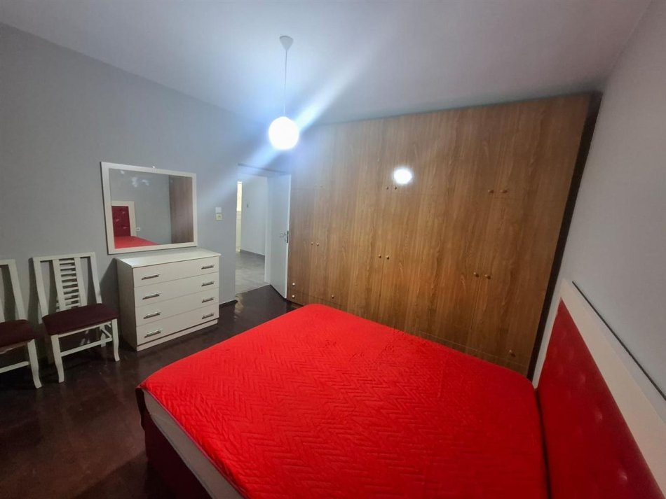 Durres, jepet me qera apartament 2+1+Ballkon Kati 4, 100 m² 600 € (ALI DEMI)