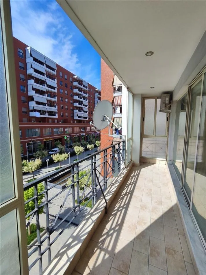 Tirane, jepet me qera apartament 2+1+Ballkon Kati 3, 90 m² 750 € (DELIJORGJI)