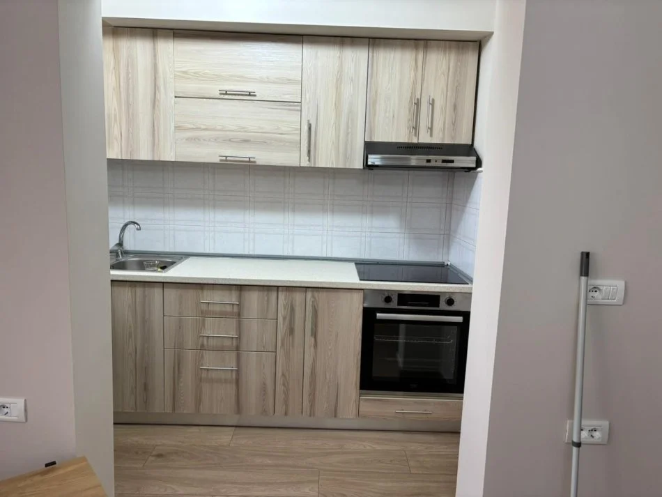 Tirane, jepet me qera apartament 2+1+Ballkon Kati 4, 90 m² 600 € (RRUGA E KAVAJES)
