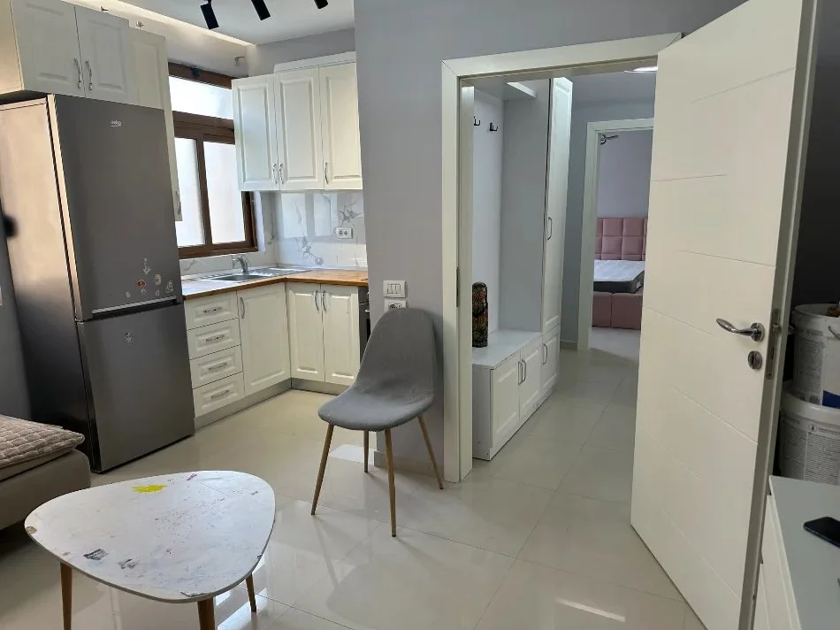 Tirane, jepet me qera apartament 1+1+Ballkon Kati 3, 60 m² 520 € (RRUGA E KAVAJES)