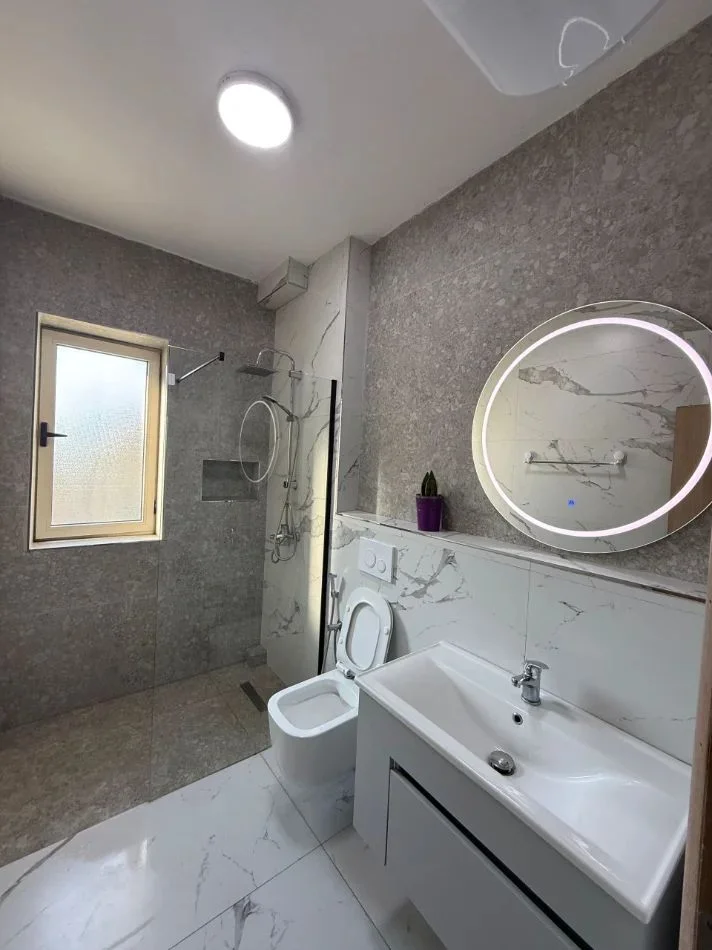 Tirane, jepet me qera apartament 2+1+Ballkon Kati 3, 90 m² 650 € (DON BOSKO)