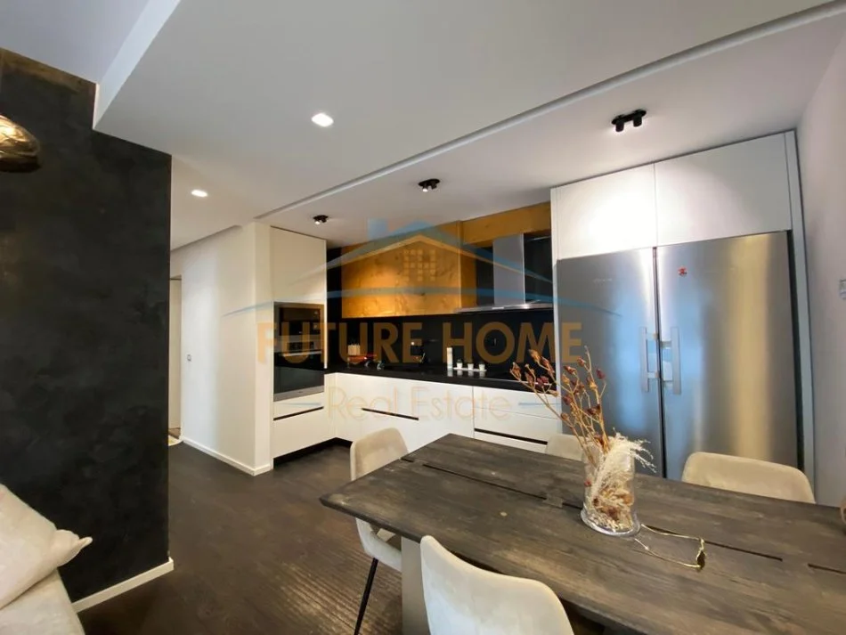 Tirane, jepet me qera apartament 2+1+Ballkon Kati 4, 119 m² 2.000 € (Myslym Shyr)