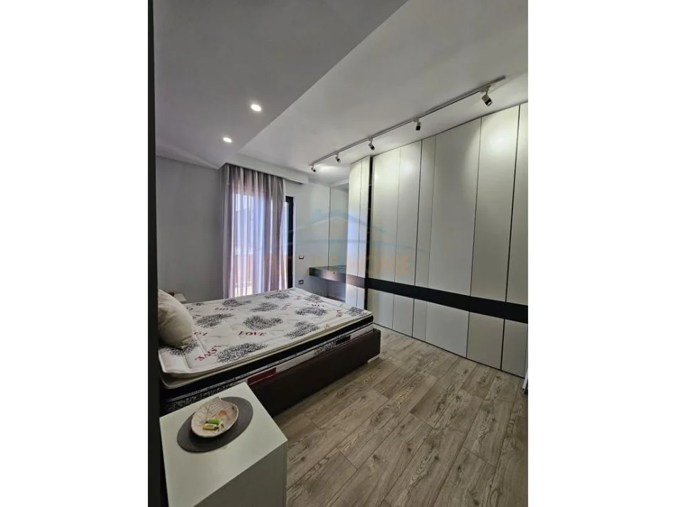 Durres, jepet me qera apartament 2+1+Ballkon Kati 11, 100 m² 750 € (Rruga Portit , Durres)
