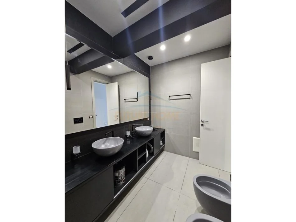 Durres, jepet me qera apartament 2+1+Ballkon Kati 11, 100 m² 750 € (Rruga Portit , Durres)