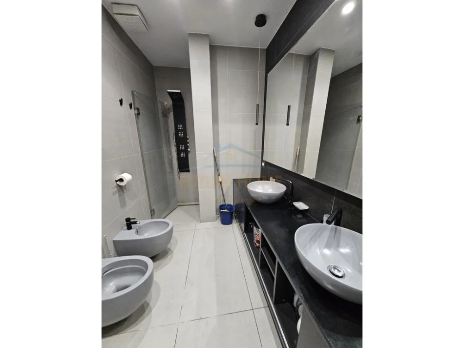 Durres, jepet me qera apartament 2+1+Ballkon Kati 11, 100 m² 750 € (Rruga Portit , Durres)