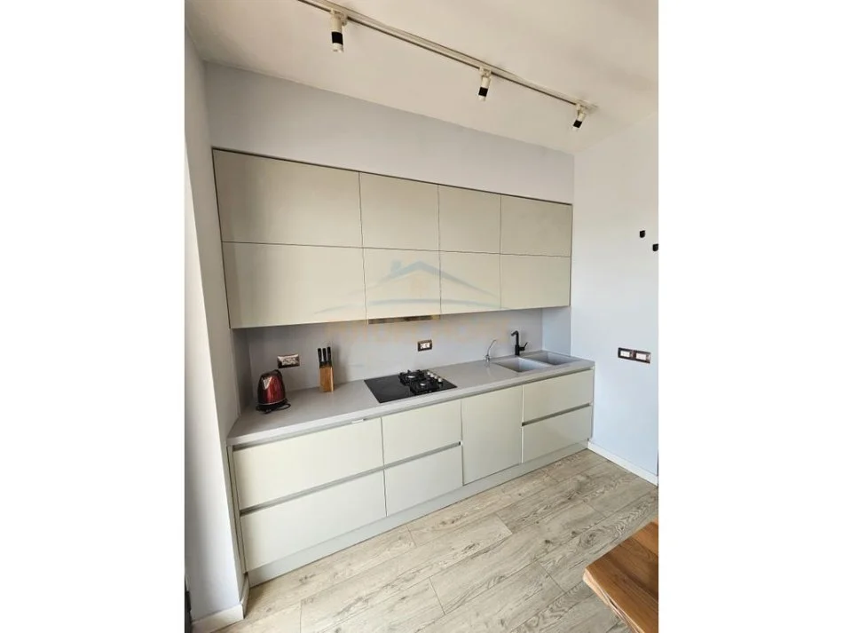 Durres, jepet me qera apartament 2+1+Ballkon Kati 11, 100 m² 750 € (Rruga Portit , Durres)