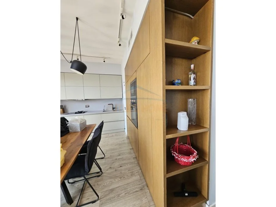 Durres, jepet me qera apartament 2+1+Ballkon Kati 11, 100 m² 750 € (Rruga Portit , Durres)