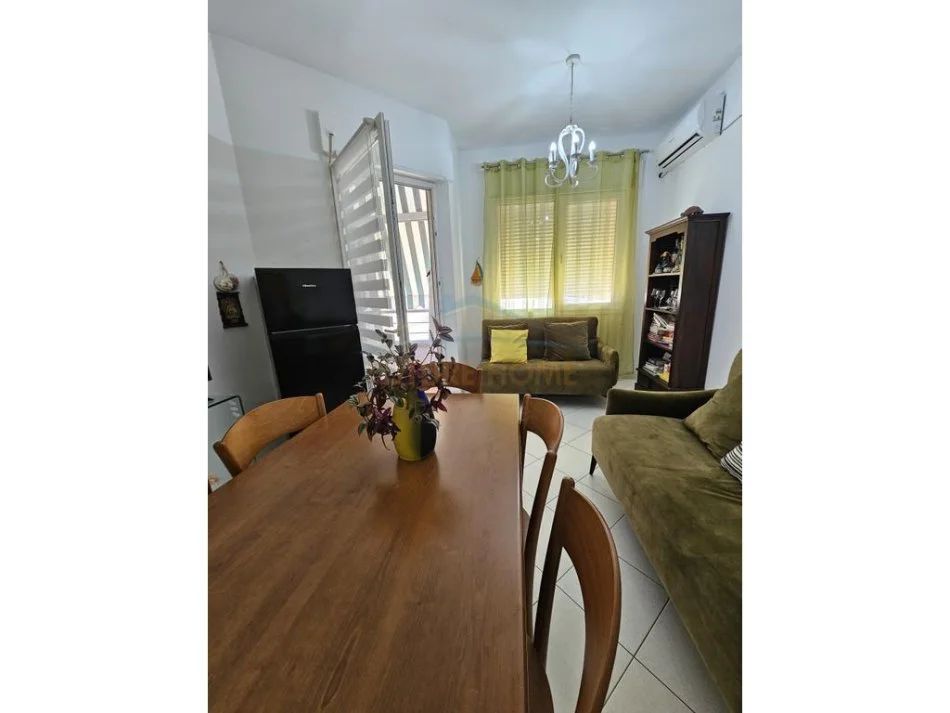 Durres, jepet me qera apartament 1+1+Ballkon Kati 4, 60 m² 350 € (Shkembi Kavajes, Durres)