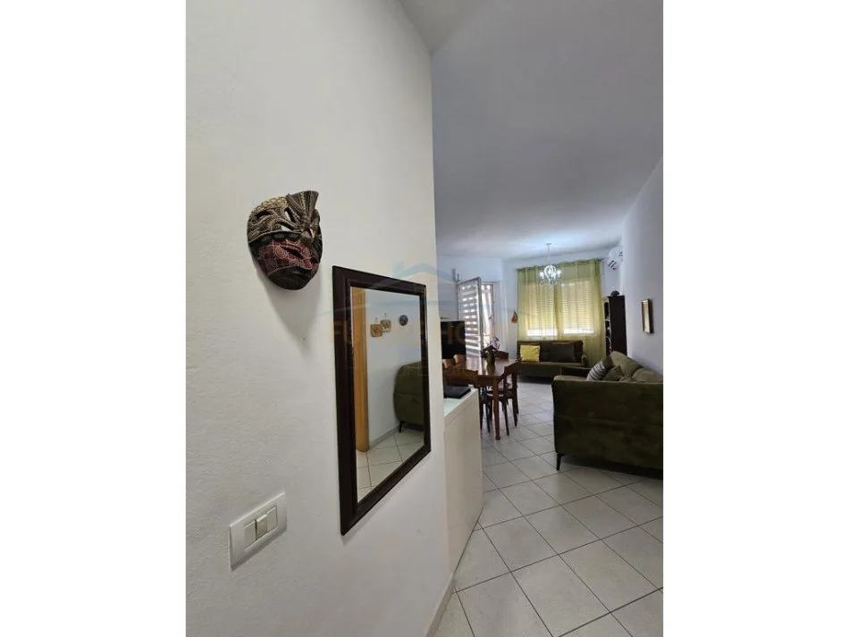 Durres, jepet me qera apartament 1+1+Aneks+Ballkon Kati 4, 65 m² 350 € (Shkembi i Kavajes)