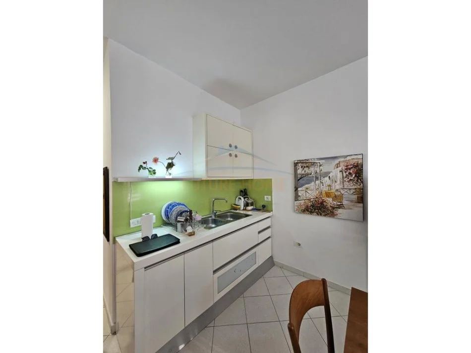 Durres, jepet me qera apartament 1+1+Aneks+Ballkon Kati 4, 65 m² 350 € (Shkembi i Kavajes)