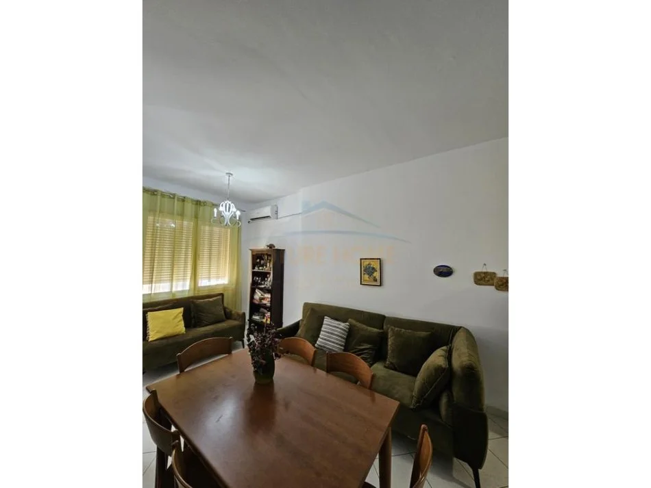 Durres, jepet me qera apartament 1+1+Aneks+Ballkon Kati 4, 65 m² 350 € (Shkembi i Kavajes)