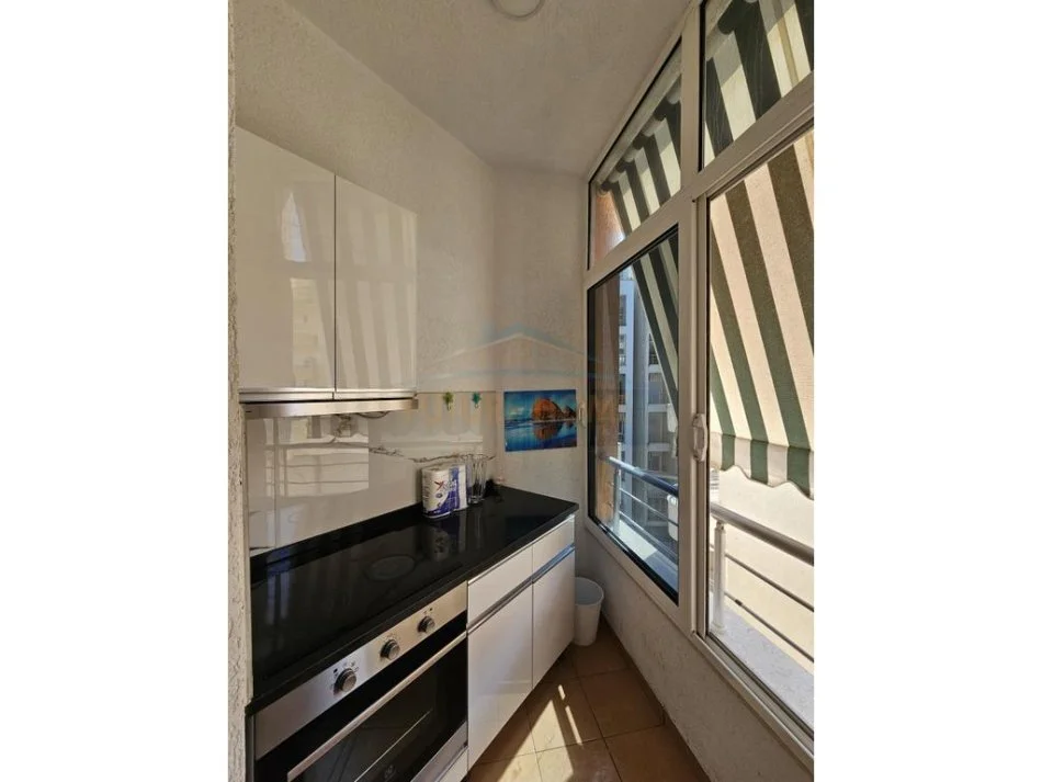 Durres, jepet me qera apartament 1+1+Ballkon Kati 4, 60 m² 350 € (Shkembi Kavajes, Durres)