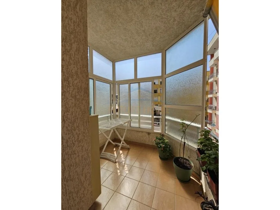 Durres, jepet me qera apartament 1+1+Ballkon Kati 4, 60 m² 350 € (Shkembi Kavajes, Durres)