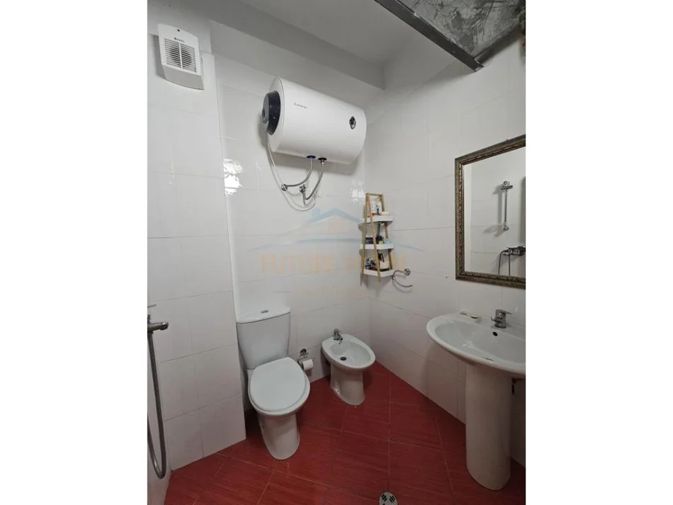 Durres, jepet me qera apartament 1+1+Ballkon Kati 4, 60 m² 350 € (Shkembi Kavajes, Durres)