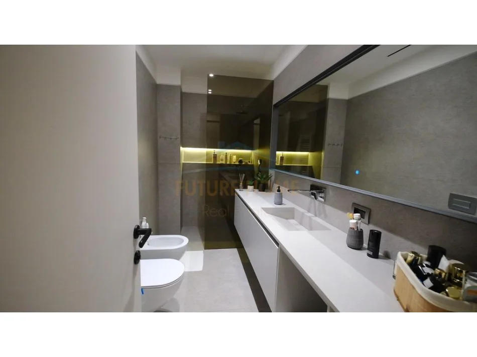 Tirane, shitet apartament duplex 3+1+Ballkon Kati 10, 356 m² (Kompleksi Square 21, Rruga e Kavajës, Tiranë)