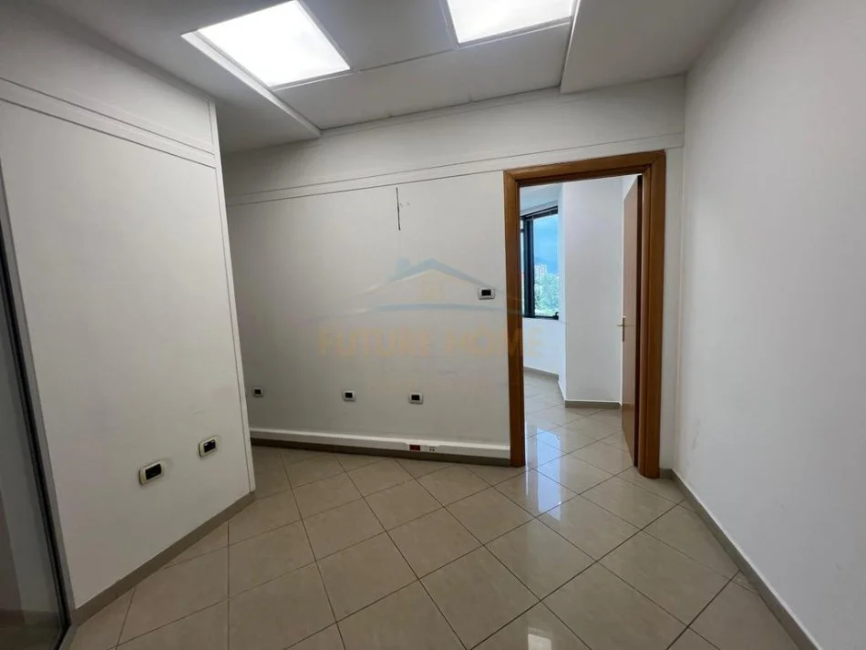 Tirane, jepet me qera zyre Kati 6, 110 m² , 1400 euro(Bulevardi Dëshmorët e Kombit)
