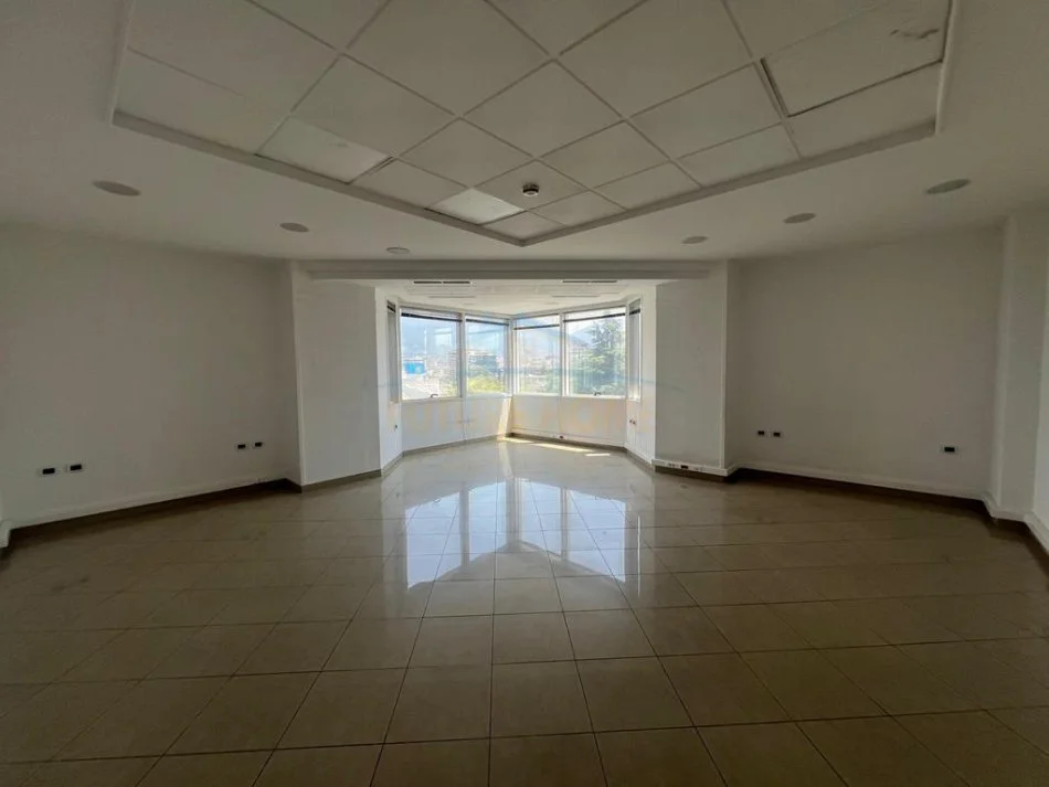 Tirane, jepet me qera zyre Kati 6, 110 m² , 1400 euro(Bulevardi Dëshmorët e Kombit)