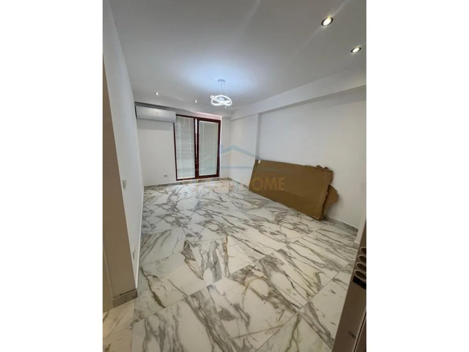 Tirane, jepet me qera apartament 1+1 , 56 m² 900 € 