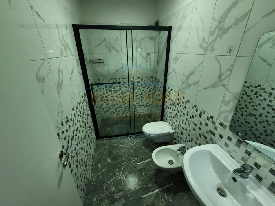 Tirane, jepet me qera apartament duplex 3+1+Ballkon Kati 1, 135 m² 1.000 € (Rezidenca Kodra e Diellit 2)