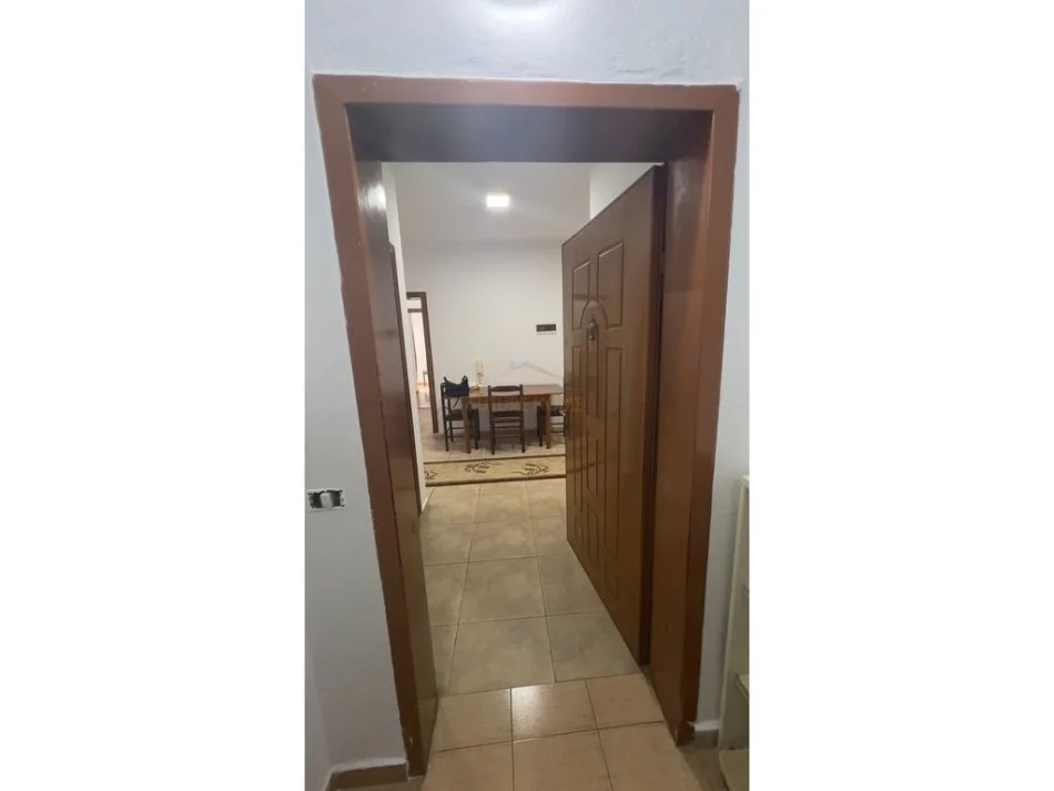 Tirane, jepet me qera apartament 3+1+2+2 Ballkone Kati 3, 93 m² 600 €