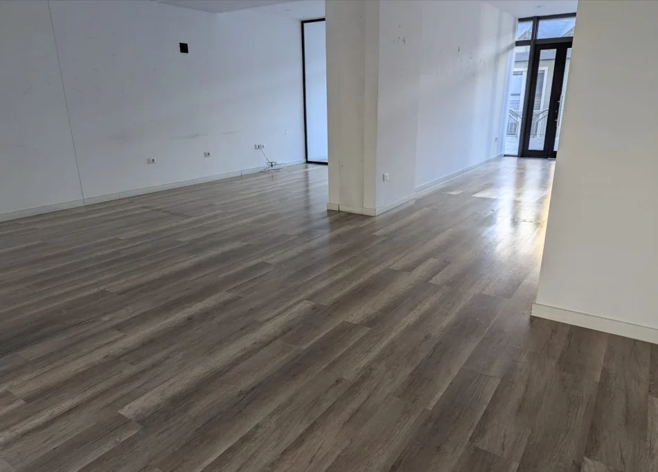 Tirane, jepet me qera ambjent biznesi Kati 0, 85 m² 1.700 € (nobis)