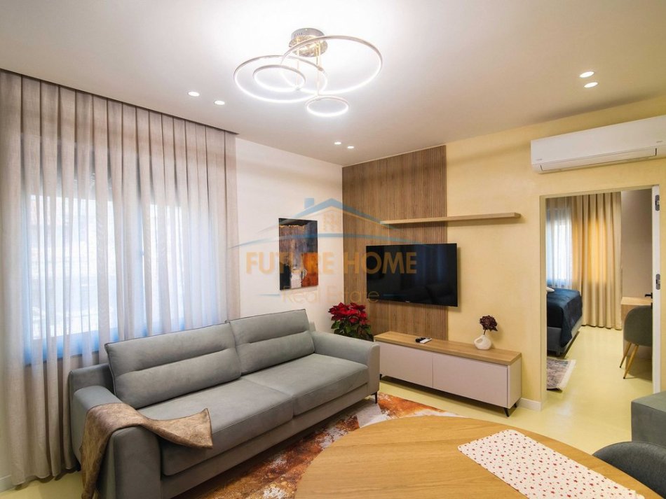 Tirane, jepet me qera apartament 1+1 Kati 5, 650 € 
