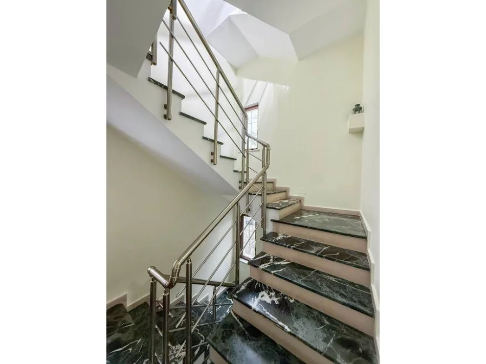 Tirane, jepet me qera Vile Kati 1, 576 m² 700 € (shkolla e kuqe)