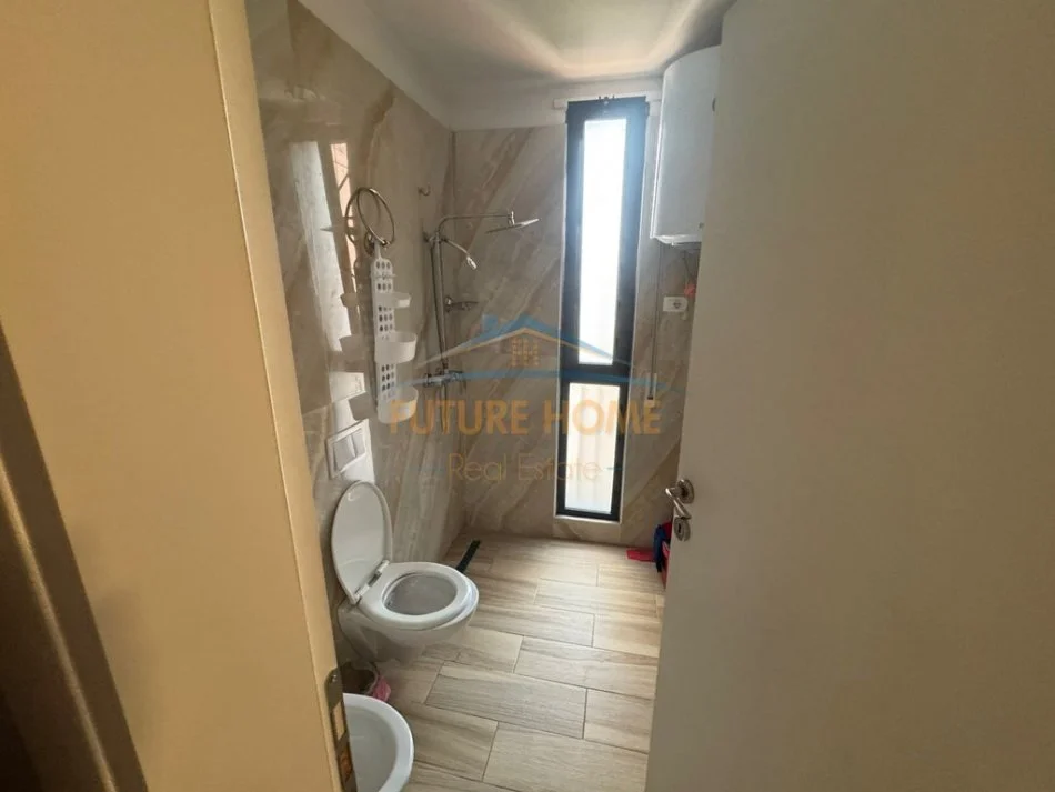 Tirane, jepet me qera apartament 1+1+Ballkon Kati 8, 70 m² 700 € (Kompleksi Dinamo, Tiranë)