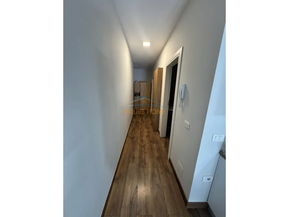 Tirane, jepet me qera apartament 1+1+Ballkon Kati 8, 70 m² 700 € (Kompleksi Dinamo, Tiranë)
