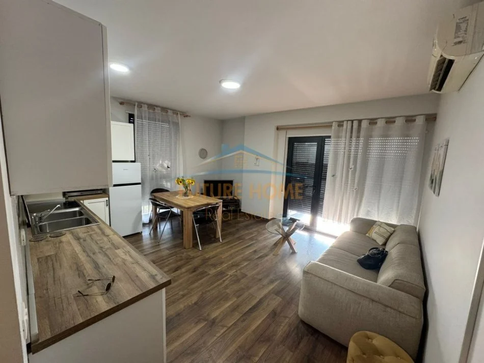Tirane, jepet me qera apartament 1+1+Ballkon Kati 8, 70 m² 700 € (Kompleksi Dinamo, Tiranë)