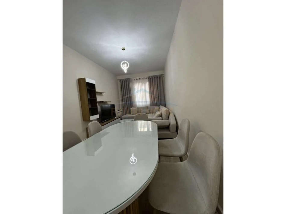 Tirane, jepet me qera 2+1 Kati 5, 92 m² 600 € 