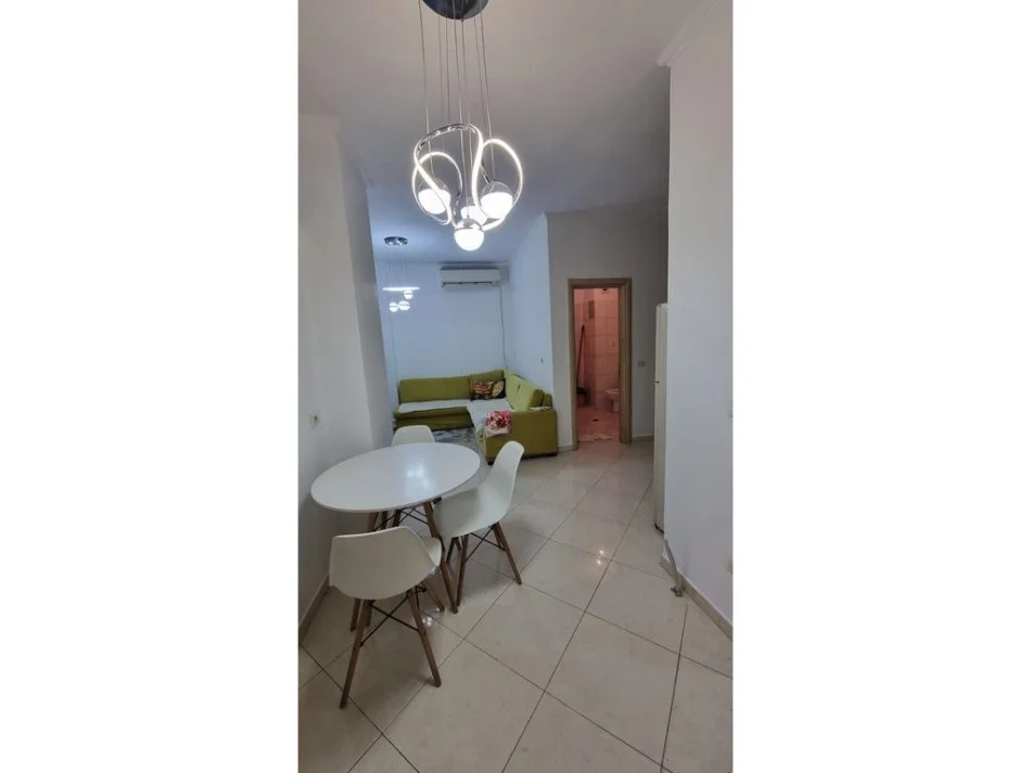 Tirane, jepet me qera 2+1 Kati 2, 77 m² 600 € 