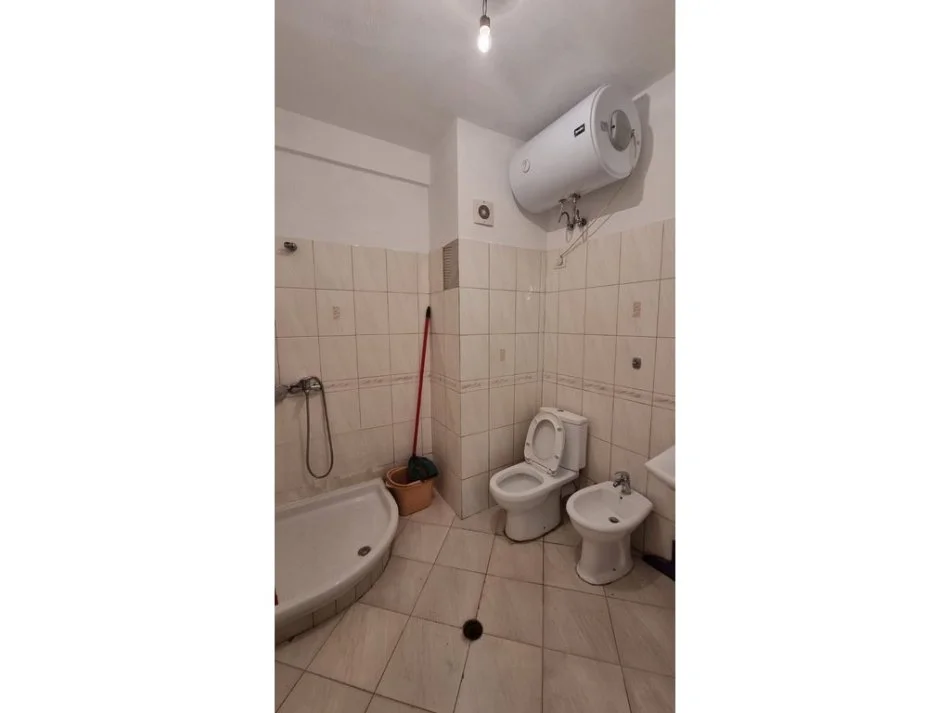 Tirane, jepet me qera 2+1 Kati 2, 77 m² 600 € 