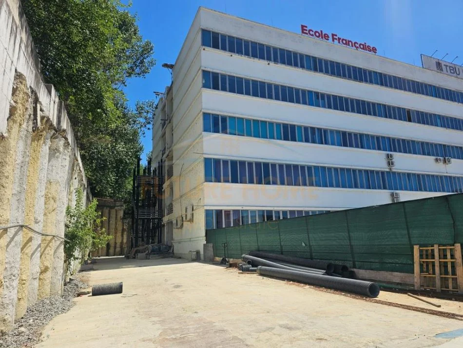 ALF55549 Tirane, jepet me qera ambjent biznesi Kati 7, 2.250 m² 15.750 € (teg)