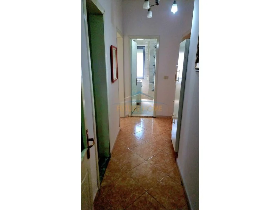 Tirane, jepet me qera apartament 2+1+Aneks+Ballkon Kati 4, 102 m² 750 € (KOMUNA E PARISIT)