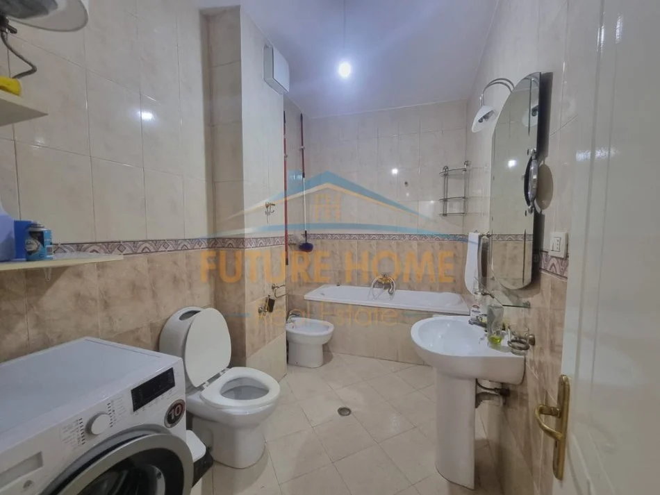 Tirane, jepet me qera apartament 2+1+Ballkon Kati 4, 113 m² 750 € 