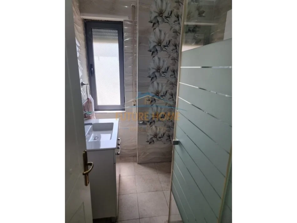 Tirane, jepet me qera apartament 2+1+Aneks+Ballkon Kati 4, 102 m² 750 € (KOMUNA E PARISIT)